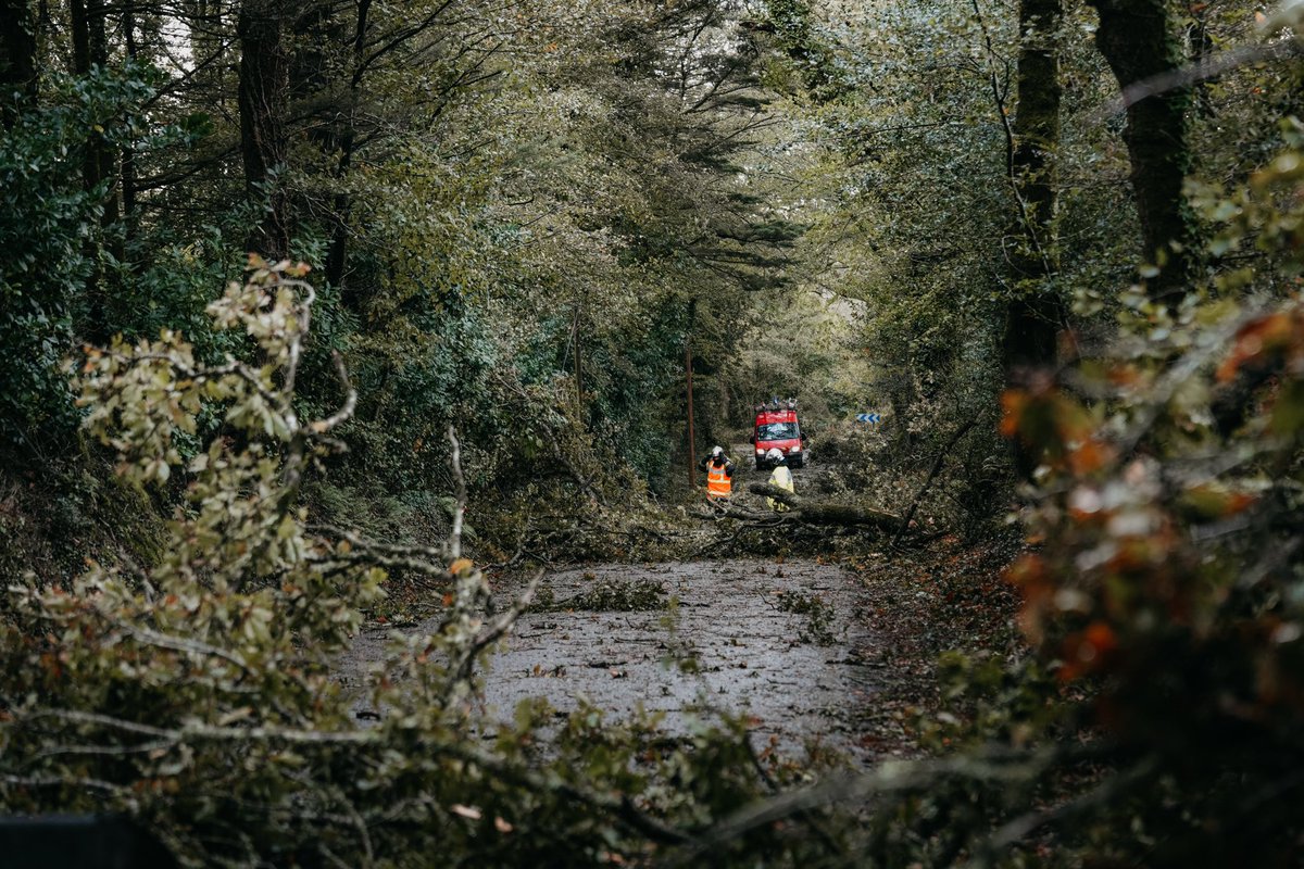 tony_esnault's tweet photo. Scène surréaliste, les habitants déblayent eux-mêmes les routes aux alentours de Caudan. 

Par ailleurs Caudan est inaccessible via Plouay, Hennebont et Montagne du Salut.

#Ciaran l @MeteoBretagne https://t.co/w9M6ss5AcU
