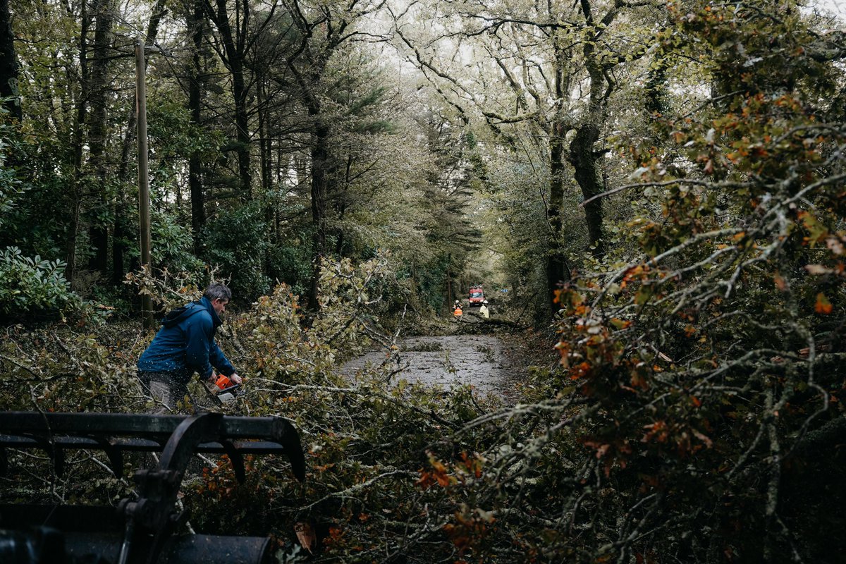 tony_esnault's tweet photo. Scène surréaliste, les habitants déblayent eux-mêmes les routes aux alentours de Caudan. 

Par ailleurs Caudan est inaccessible via Plouay, Hennebont et Montagne du Salut.

#Ciaran l @MeteoBretagne https://t.co/w9M6ss5AcU