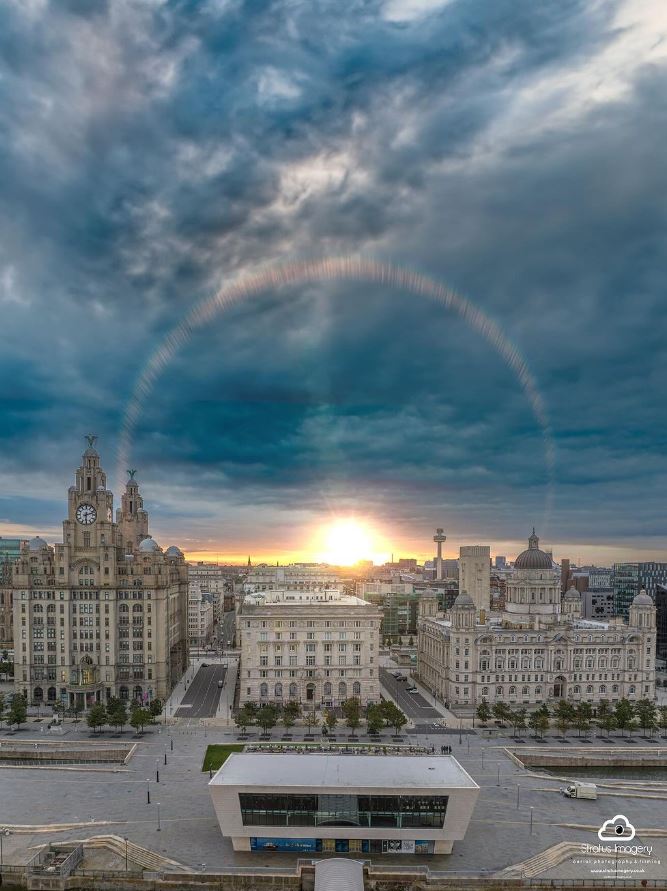 This has to be one of our favourite photos we have seen in a while! 😍 It is truly breathtaking, don't you think? 📸@stratus_imagery #rlb360 #liverbuilding #threegraces #liverpool #pierhead