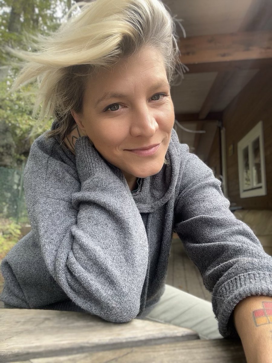 laurabonotwitta's tweet photo. Un freddo boia fuori senza giacca, ma con estrema finta nonchalance, giusto il tempo di una scatto, faccio come se “Oh come si sta bene, pare quasi primavera, non trovate?” 🤣
Benvenuto Novembre! ❤️
#novembre
#laurabono
#freddoboia https://t.co/vpgloLYcB8