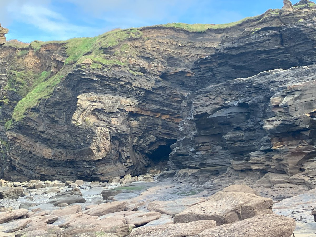 This past weekend, our #firstyear undergraduates visited Broadhaven, Marloes and St David's Head in Pembrokeshire for their first taste of #fieldwork. They observed a variety of formations from upper Carboniferous sedimentary rocks to igneous intrusions during their four day trip