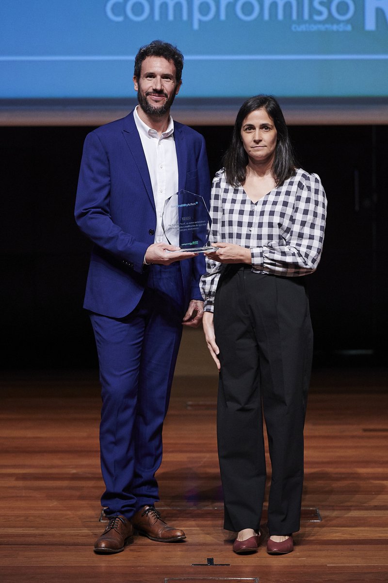 FundacionECOTIC's tweet photo. ♻️ ¡#CircularPlace recibió el premio Best Sustainability Actions en el foro #Sustainabilityday!

💪 Nuestra Coordinadora de Relaciones Institucionales y Proyectos, Raquel Ayora y Lucas González, Director de Innovación en @ambilamp recogieron el premio.

👏¡Gracias @CompromisoRSE! https://t.co/lOKtoe4g84