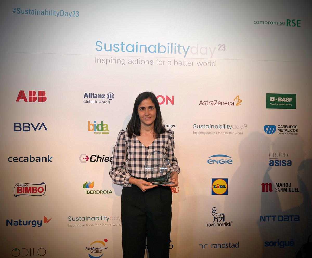 FundacionECOTIC's tweet photo. ♻️ ¡#CircularPlace recibió el premio Best Sustainability Actions en el foro #Sustainabilityday!

💪 Nuestra Coordinadora de Relaciones Institucionales y Proyectos, Raquel Ayora y Lucas González, Director de Innovación en @ambilamp recogieron el premio.

👏¡Gracias @CompromisoRSE! https://t.co/lOKtoe4g84