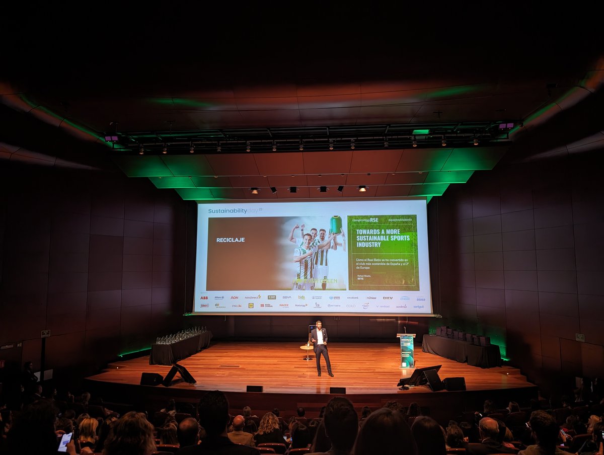 FundacionECOTIC's tweet photo. ♻️ ¡#CircularPlace recibió el premio Best Sustainability Actions en el foro #Sustainabilityday!

💪 Nuestra Coordinadora de Relaciones Institucionales y Proyectos, Raquel Ayora y Lucas González, Director de Innovación en @ambilamp recogieron el premio.

👏¡Gracias @CompromisoRSE! https://t.co/lOKtoe4g84