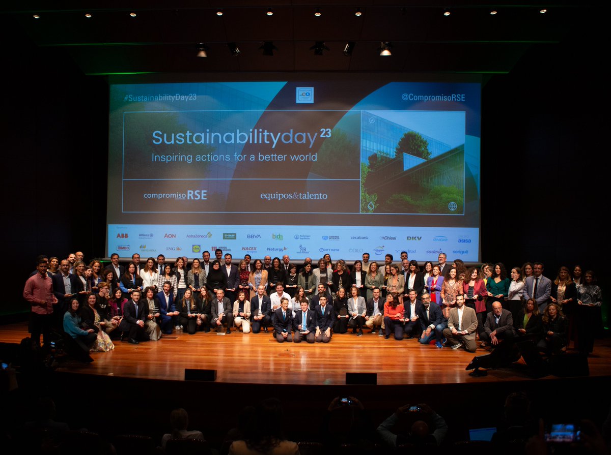 FundacionECOTIC's tweet photo. ♻️ ¡#CircularPlace recibió el premio Best Sustainability Actions en el foro #Sustainabilityday!

💪 Nuestra Coordinadora de Relaciones Institucionales y Proyectos, Raquel Ayora y Lucas González, Director de Innovación en @ambilamp recogieron el premio.

👏¡Gracias @CompromisoRSE! https://t.co/lOKtoe4g84