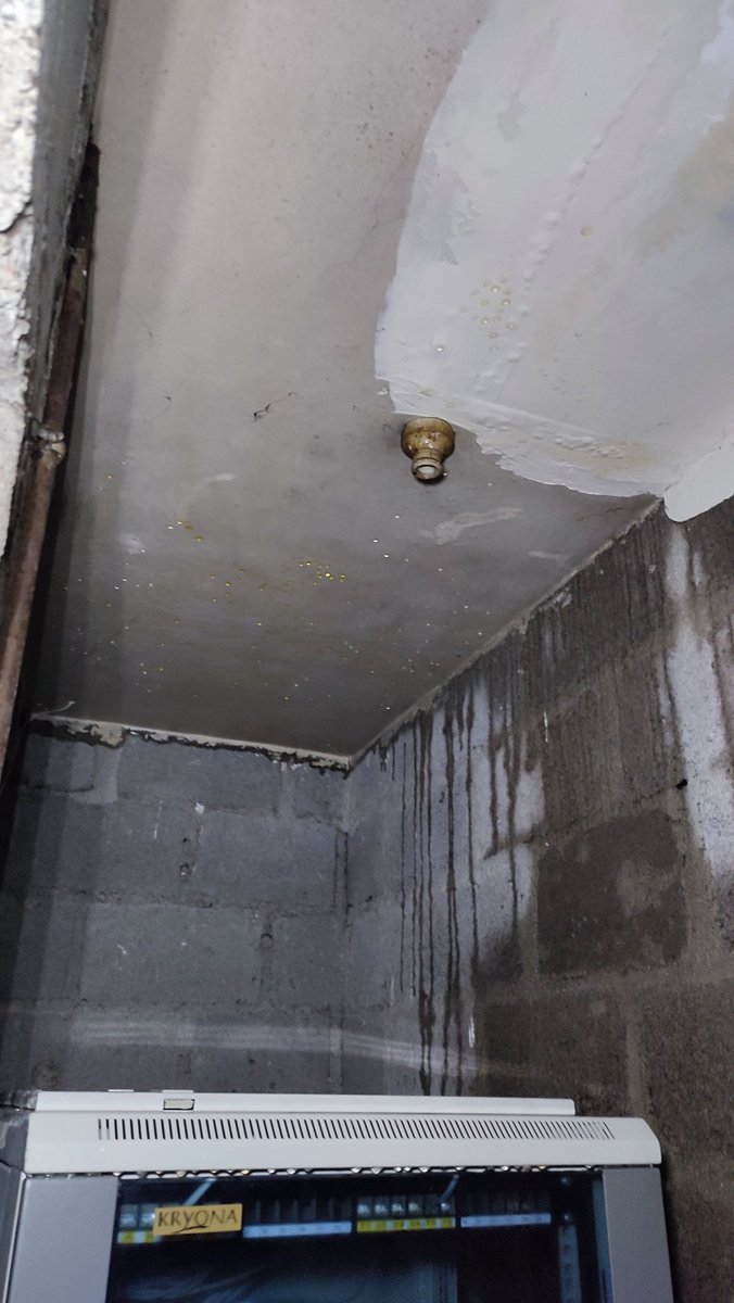 lcdo44's tweet image. la nuit à été compliquée à #saintnazaire avec #Ciaran, de l&apos;eau et du vent sur ma baie et la #freebox et l&apos;électricité qui fait des siennes.
Je fais au mieux pour protéger les machines en panne des clients en priorité. 
Je sais pas si Les onduleurs vont tenir longtemps.