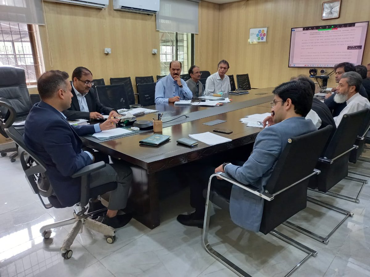 agri_department's tweet photo. سیکرٹری زراعت پنجاب نادر چٹھہ ماڈل ایگریکلچر سینٹرز کے قیام کے سلسلے میں لاہور میں منعقدہ اجلاس کی صدارت کر رہے ہیں۔ ان ماڈل ایگریکلچر سینٹرز کے ذریعے کاشتکاروں کو معیاری زرعی مداخل اور جدید ٹیکنالوجی کی فراہمی کی جائے گی
#agriculture 
#agriinput
@DCLahore 
@GovtofPunjabPK https://t.co/R53tA6kl7Z