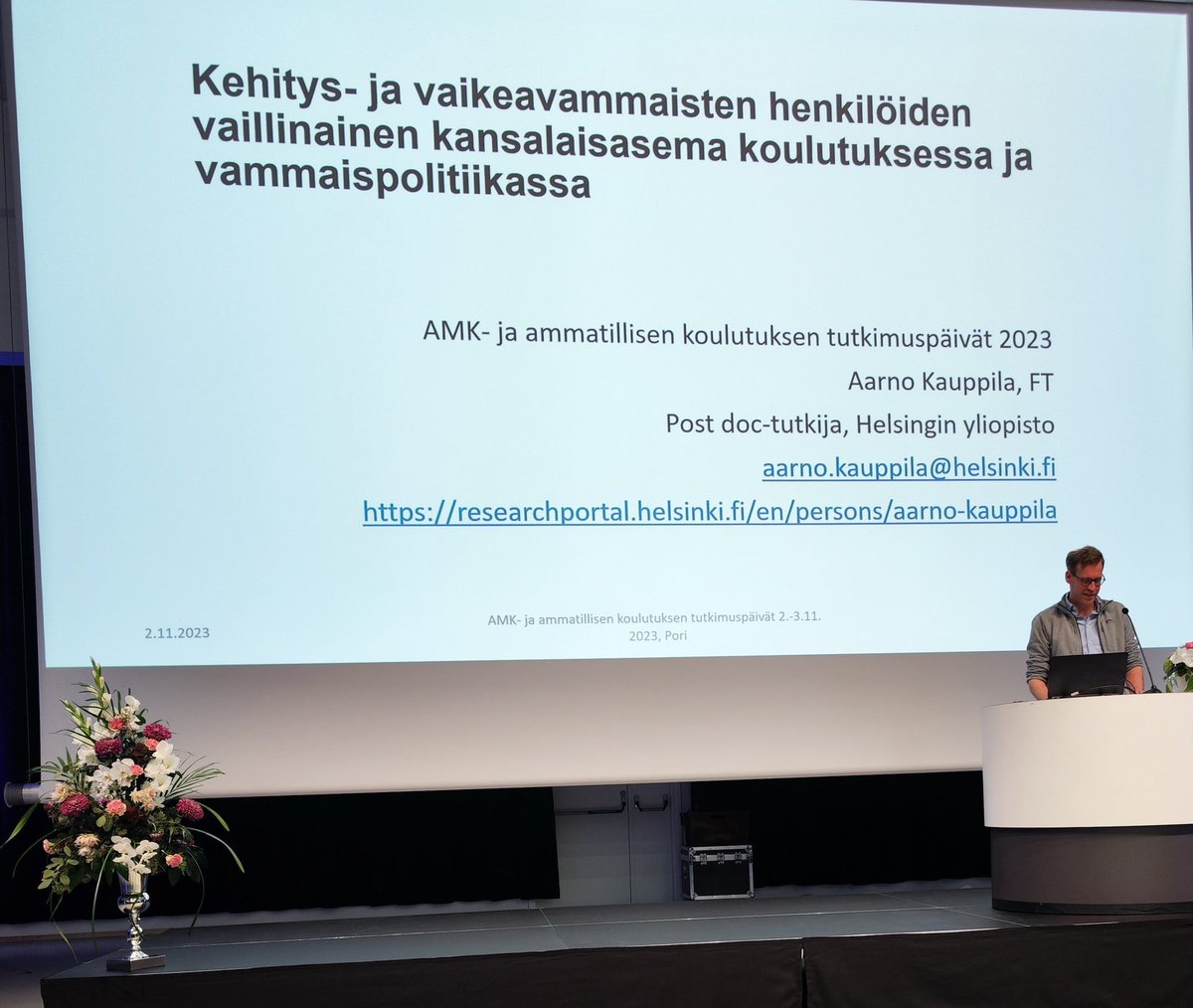 Aarno Kauppila tuo AMK- ja ammatillisen koulutuksen tutkimuspäiville kehitys- ja vaikeavammaisten henkilöiden näkökulman. Aihe on tärkeä, mutta vähän tutkittu. Kauppilan väitöstutkimuksen yhteenveto on luettavissa HY:n sivuilla.