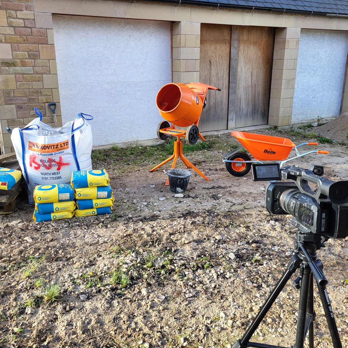 On location doing some filming whilst dodging the rain....with a little help from <a href="/MarkovitzLtd/">Markovitz</a> and <a href="/bluecircleprods/">Blue Circle Products</a>

#MixWithTheBest #Minimix150EPlus #AltradBelle #EmissionFree #Cordless #Eco #WarriorWheelbarrow