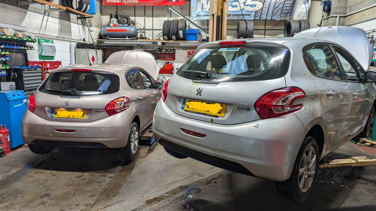 kandmcitroen's tweet image. We are feeling a little like Noah this morning, Peugeot's arriving two by two ⛈️🌀 

#stormciaran #castrolservice #crowborough #peugeot208