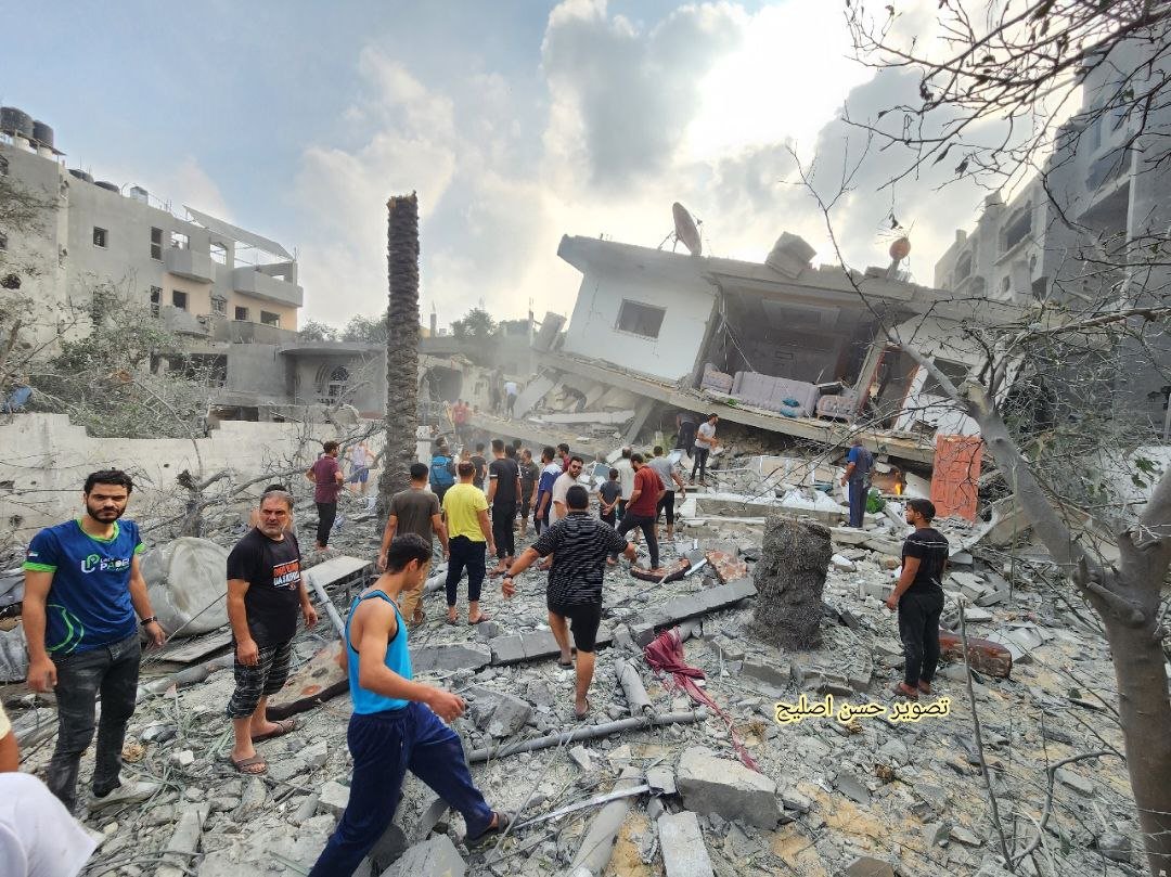 QudsNen's tweet photo. Israeli warplanes knock down a house belonging to the Palestinian family of Afana in the Maghazi refugee camp in central #Gaza upon the heads of its civilian occupants. https://t.co/tIa4gwlWf7