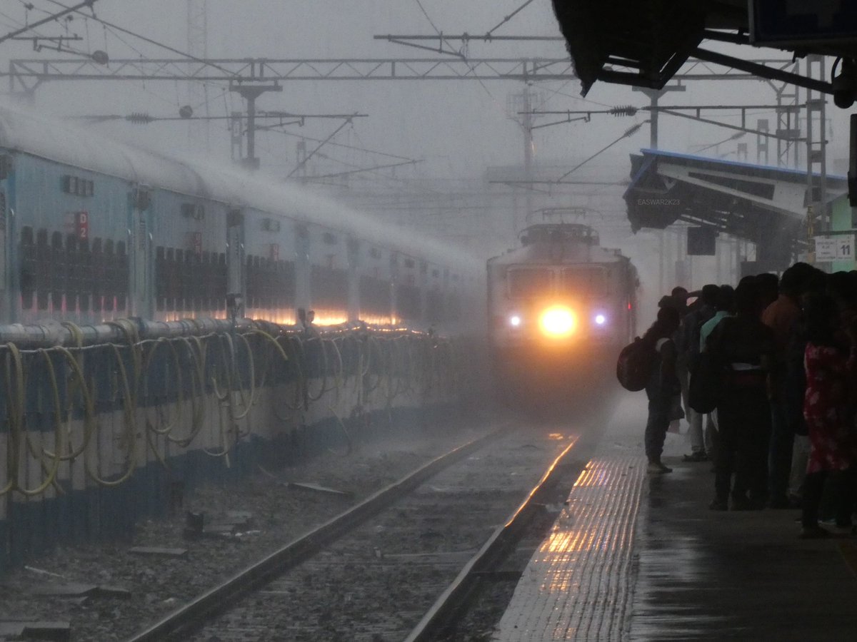 Amidst symphony of raindrops   Calicut-Thiruvananthapuram Janashatabdi glides with majestic momentum into Ernakulam South station. #MonsoonMagic #KeralaJourney #Nature'sEmbrace

📸Easwaran Namboothiri