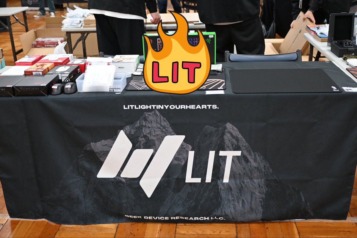 lit4tms's tweet image. 当日のLITブースの様子です。現在扱っている全てのマウスパッドが試遊できました。
来て頂いた皆様と、スタッフの皆様に感謝です！

#gbaza

Here is a view of the LIT booth on the day of the event.
There were able to try out all the mousepads we currently offer.

Thank you to all the…