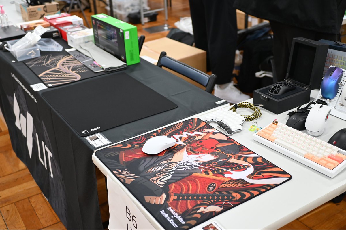 lit4tms's tweet image. 当日のLITブースの様子です。現在扱っている全てのマウスパッドが試遊できました。
来て頂いた皆様と、スタッフの皆様に感謝です！

#gbaza

Here is a view of the LIT booth on the day of the event.
There were able to try out all the mousepads we currently offer.

Thank you to all the…