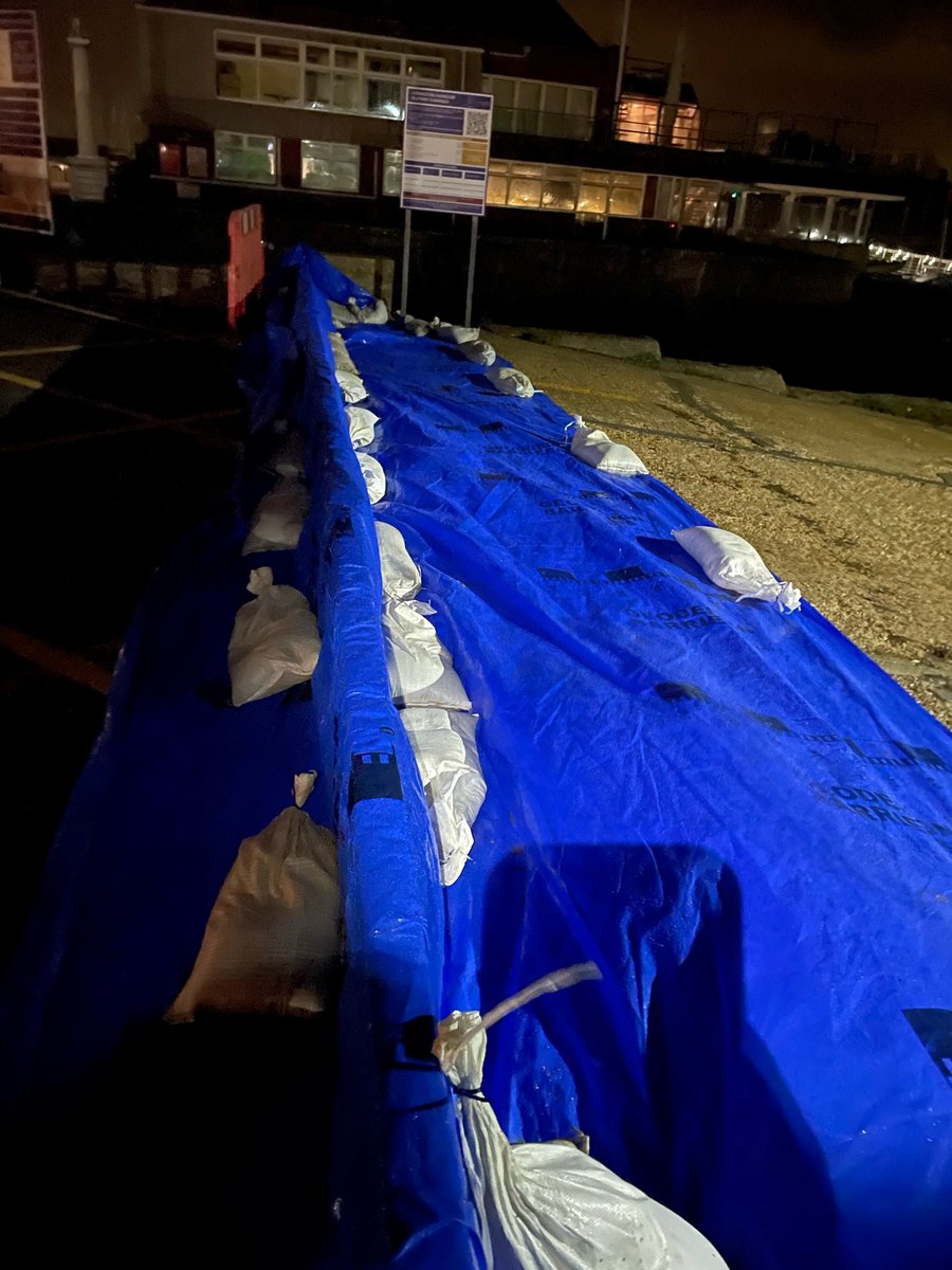 johnoflynnEA's tweet image. 1/2 #WestHantsFieldTeam closing the tidal doors in #Lyminton last night to reduce the flood risk to local residents and businesses. Our teams respond to incidents 24/7 and they are making their way back this morning to close the gates across the toll bridge ahead of