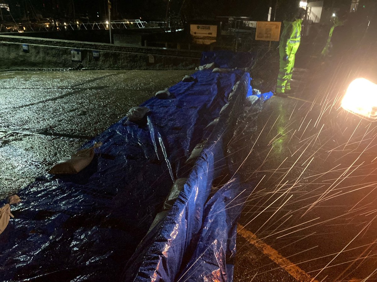 johnoflynnEA's tweet image. 1/2 #WestHantsFieldTeam closing the tidal doors in #Lyminton last night to reduce the flood risk to local residents and businesses. Our teams respond to incidents 24/7 and they are making their way back this morning to close the gates across the toll bridge ahead of