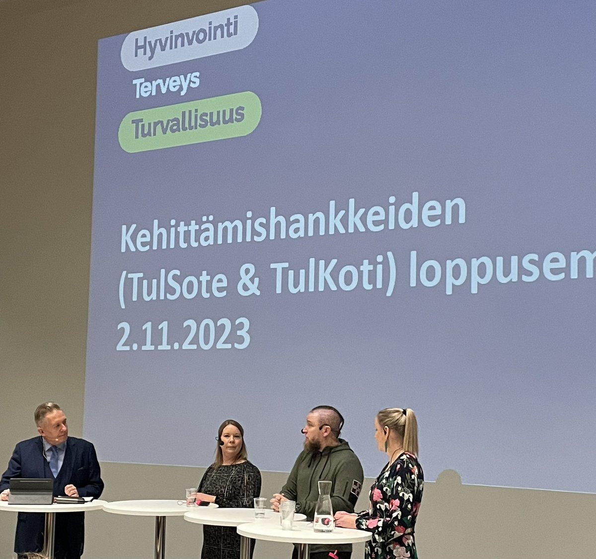 Nyt menee tunteisiin. Käsittämättömän huikeita kertomuksia <a href="/hyvaks/">Keski-Suomen hyvinvointialue</a> arjesta, #tulsote seminaarissa. <a href="/STM_Uutiset/">Sosiaali- ja terveysministeriö</a> nämä hankerahoitukset ovat aidosti arjessa. #sote #uudistuminen