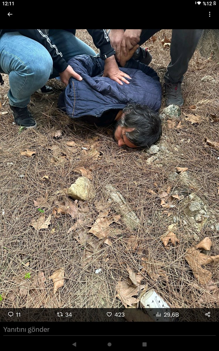 Trabzonlu küçük bir çocuğa saldıran bu şahıs muhtemelen akli dengesi yerinde değildir Bursa'da kol kola her maç Trabzonsporlu kardeşlerimizle maç seyrederiz ulan İstanbul takımı anlarız Bursa'da Trabzonlu ya saldırmak nedir.  bu şahıs kürt kökenlidir #Trabzonspor #Bursaspor