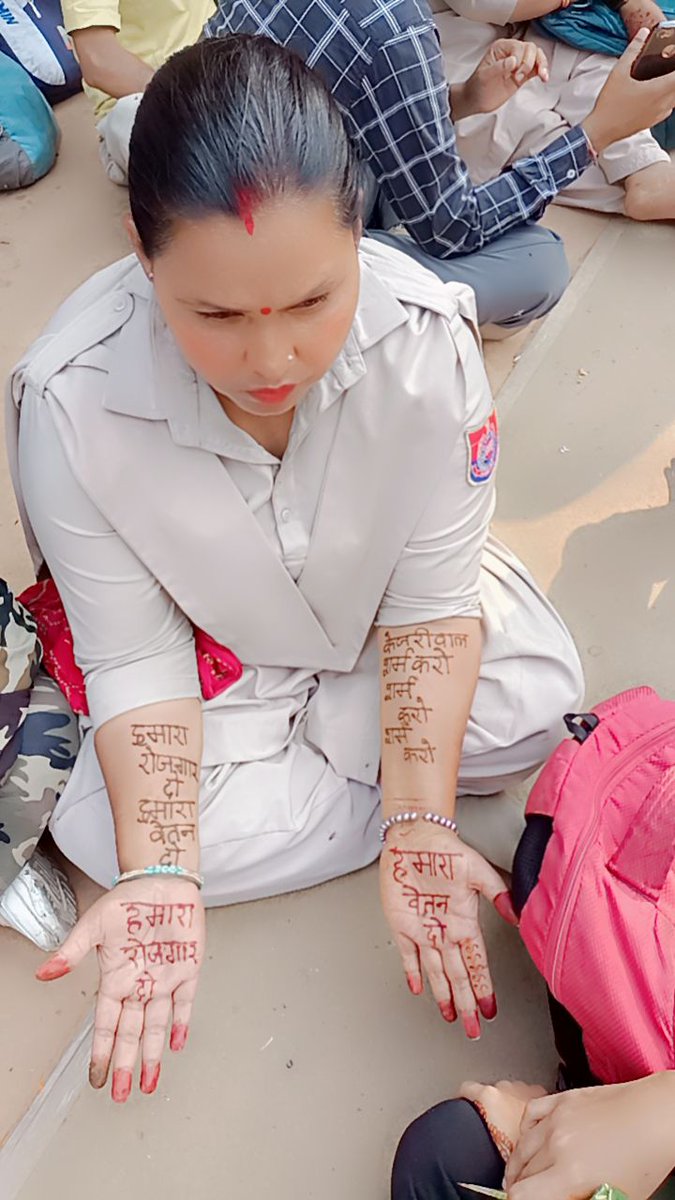 दिल्ली सिविल डिफेन्स की महिलाएं भी भारी मात्रा में अपनी नौकरी और अपनी तनख्वाह के लिए धरने पर बैठी हैं, उनका कहना है की अब उनके सामने सबसे बड़ा संकट परिवार और अपने बच्चे पालने का हो गया है, सरकार ने 30/10/2023 से उनकी सेवाएं खत्म कर दी है