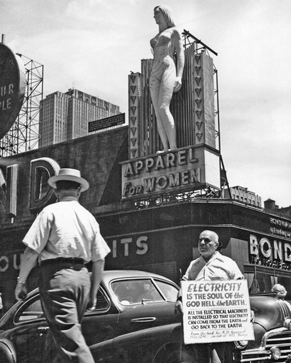 MAGA in Times Square, 1950. Photo: Louis B. Schlivek