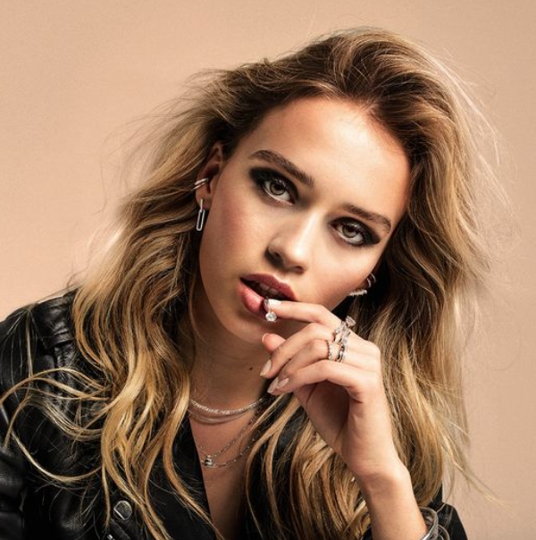 CCELTABLERO's tweet image. ¡MÁS es MÁS!💥No tengas miedo a combinar todas tus joyas Lotus Silver. Plateadas, doradas… Tú eliges 💍
timeroadshop.com
#TimeRoad

📍 #CCElTablero 🌅
ℹ️ cceltablero.com

#tiendastimeroad #joyeria #bisuteria #pendientes #colgante #collar #accesoriosmoda