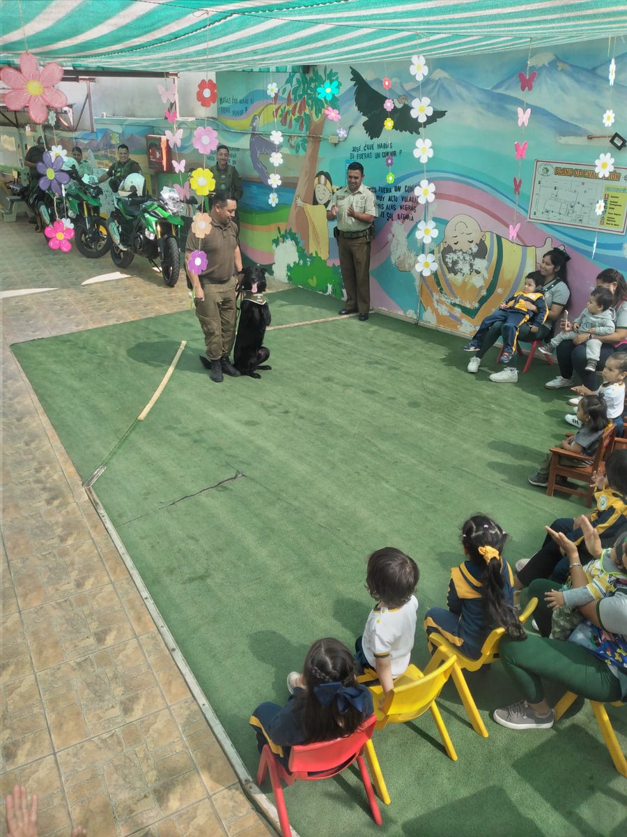 CarabArica's tweet photo. Desde la Niñez junto a ellos 🤵♀️🤵entregando valores. @CarabArica 1a Comisaría, realiza taller interactivo de educación y conducta vial en el jardín infantil #MiSegundoHogar, acompañados de nuestro 🦮 y motoristas. #LaPrevenciónEsNuestraEsencia https://t.co/Oa4Arcezj0
