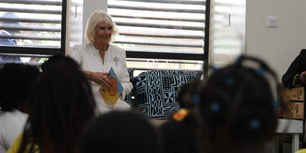 Book_Aid's tweet photo. What a special day Tuesday was! Her Majesty took time out of her busy schedule to read with 12 young readers at @TheBookBunk's Eastland's library. Our East Africa Representative James shares what the visit means to Kenyan readers: https://t.co/FR1iv8oXqp @RoyalFamily @UKinKenya https://t.co/q2k1xw9tqi