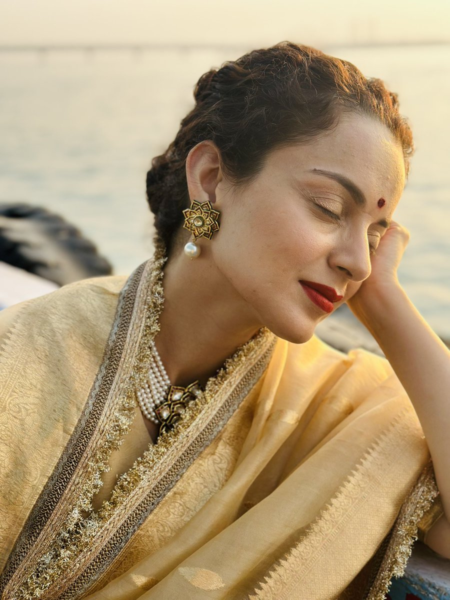 KanganaTeam's tweet photo. कुछ दिनों से हृदय बहुत व्याकुल था, ऐसा मन हुआ कि द्वारिकाधीश के दर्शन करूँ, श्री कृष्ण की इस दिव्य नगरी द्वारिका में आते ही, यहाँ की धूल मात्र के दर्शन से ऐसा लगा कि मेरी सारी चिन्तायें टूट कर मेरे कदमों में गिर गई हों।
मेरा मन स्थिर हो गया और अनंत आनंद की अनुभूति हुई।
हे द्वारिकाधीश इसी तरह अपनी कृपा बनाये रखना 🙏
हरे कृष्णा ♥️