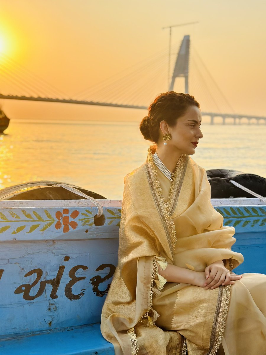 KanganaTeam's tweet photo. कुछ दिनों से हृदय बहुत व्याकुल था, ऐसा मन हुआ कि द्वारिकाधीश के दर्शन करूँ, श्री कृष्ण की इस दिव्य नगरी द्वारिका में आते ही, यहाँ की धूल मात्र के दर्शन से ऐसा लगा कि मेरी सारी चिन्तायें टूट कर मेरे कदमों में गिर गई हों।
मेरा मन स्थिर हो गया और अनंत आनंद की अनुभूति हुई।
हे द्वारिकाधीश इसी तरह अपनी कृपा बनाये रखना 🙏
हरे कृष्णा ♥️