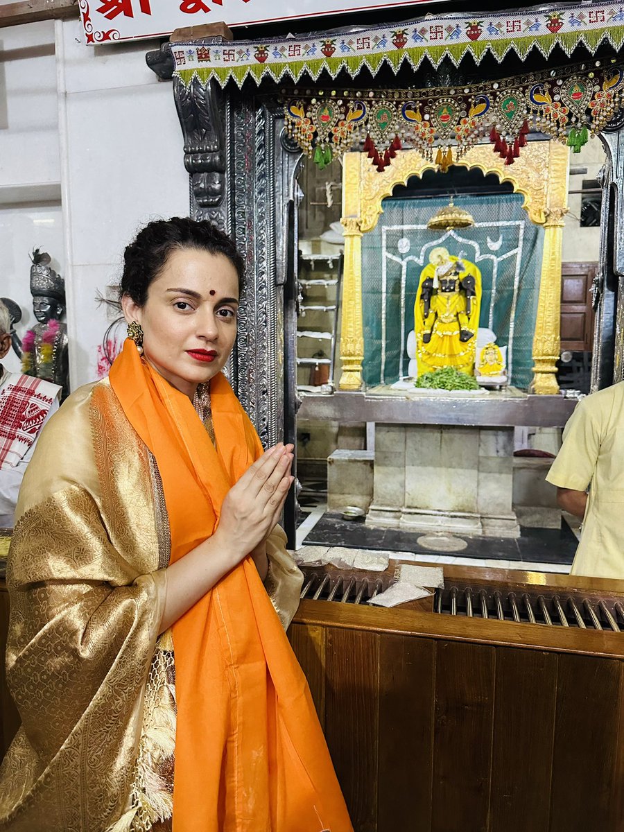 KanganaTeam's tweet photo. कुछ दिनों से हृदय बहुत व्याकुल था, ऐसा मन हुआ कि द्वारिकाधीश के दर्शन करूँ, श्री कृष्ण की इस दिव्य नगरी द्वारिका में आते ही, यहाँ की धूल मात्र के दर्शन से ऐसा लगा कि मेरी सारी चिन्तायें टूट कर मेरे कदमों में गिर गई हों।
मेरा मन स्थिर हो गया और अनंत आनंद की अनुभूति हुई।
हे द्वारिकाधीश इसी तरह अपनी कृपा बनाये रखना 🙏
हरे कृष्णा ♥️