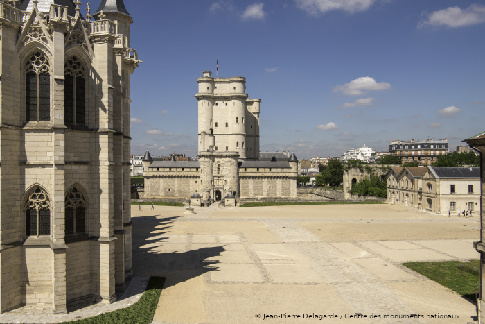 C’est l’un des accès fortifiés pour admirer le château de #Vincennes : la tour du Village. 👷 Édifiée vers 1375, elle est entrée dans une phase de restauration récemment. Découvrez la forteresse en passant par les autres accès ! 😉 chateau-de-vincennes.fr/decouvrir/une-…