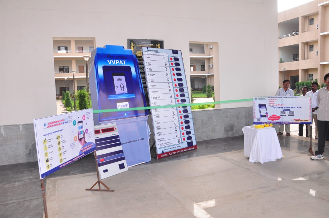 Collector_MBD's tweet photo. #TelanganaAssemblyElections2023 
#IVote4Sure #MyVoteMyPride
#MahabubabadDistrict

గురువారం ఐ డి ఓ సి లోని కలెక్టర్ కార్యాలయంలో జిల్లా గ్రామీణ అభివృద్ధి అధికారి స్వీప్ నోడల్ అధికారి అయిన సన్యాసయ్య ఆధ్వర్యంలో చేపట్టిన ఈవీఎం, వివి ప్యాట్ ప్రచార కార్యక్రమాల ఫ్లెక్సీలను  జిల్లా ఎన్నికల అధికారి కలెక్టర్ శశాంక అదనపు కలెక్టర్ డేవిడ్ తో కలిసి రిబ్బన్ కట్ చేసి గురువారం సాయంత్రం ప్రారంభించారు.

@ECISVEEP
 @CEO_Telangana
 @SVEEP_MHBD