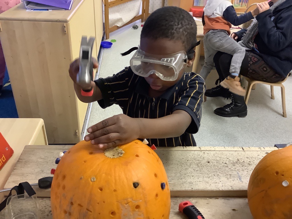 CViewNursery's tweet photo. We used our pumpkins🎃in lots of different ways. At the woodwork bench, as hand drums, to sort by size/colour/weight and we enjoyed washing them to make sure they were clean! 🎃#onlyatcanalview @CanalViewPSEdin @edin_ey https://t.co/lFwBeW8811