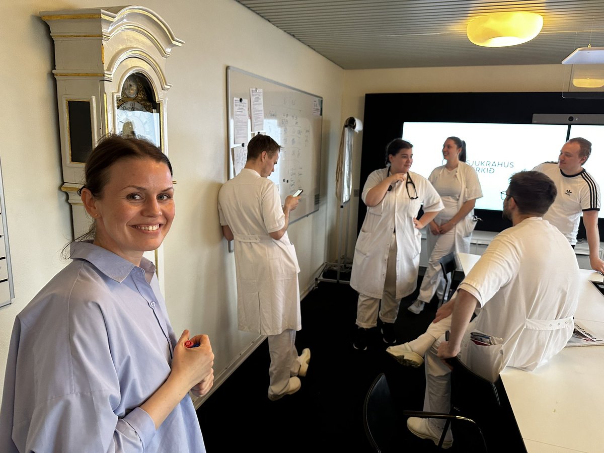 Alle sygeplejersker har forladt sygehusene på Færøerne i forbindelse med deres overenskomstforhandling. Pårørende bliver bedt om at komme ind på sygehuset i Klaksvik. Yngre Læger planlægger bemanding af sygehusene så ingen dør eller lider skade i nat.