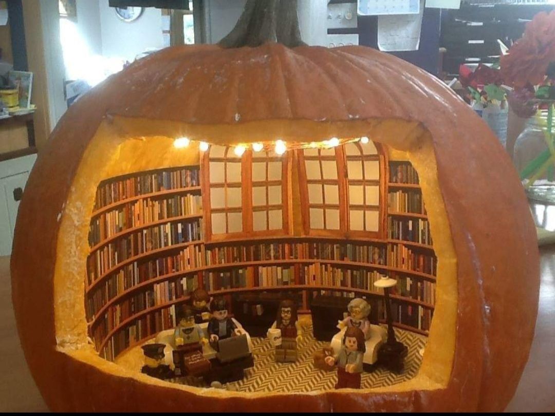 THESwanAuthor's tweet photo. This creative pumpkin has been making the rounds but I still wanted to share in case you missed it! This #Lego pumpkin is from the Truro Public Library!
#AuthorCommunity #Bibliophile #Bookmemes #BookNerd #Bookish #bookishthings #Library #Librarygram #Librarylove #WritingCommunity https://t.co/PxvatWILFp