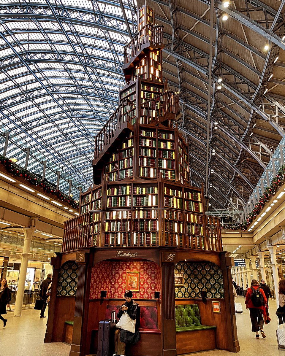 ces43's tweet photo. Pleased to report that the book themed Christmas tree at St Pancras is well worth the detour. You can even sit in the little booths and be read to 📚😊 https://t.co/gNVeA5yPlv