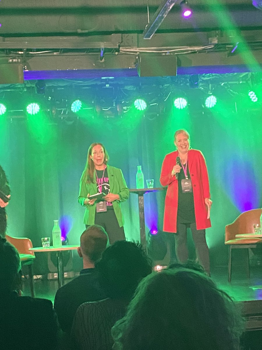 ElJala's tweet image. #Kasvuopen Karnevaali jatkuu ja nyt lavalla #suomalainentyo @viippola ja @kasvuopen Jaana Seppälä kertomassa vastuullisuus selvityksen tuloksista