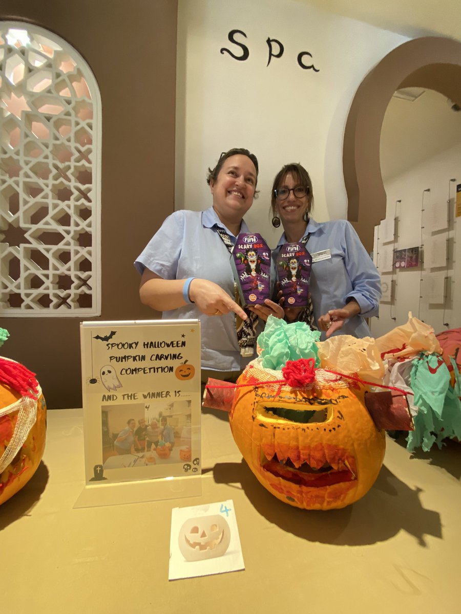 Inma_Lorite's tweet photo. #pumpkincarving contest at #SaharaSunset with our #OwnersAndMembers. It was very #Funny to be involved and very #gratifying to be part of the #WinnerTeam 👏💪 https://t.co/y8dbgInFeY