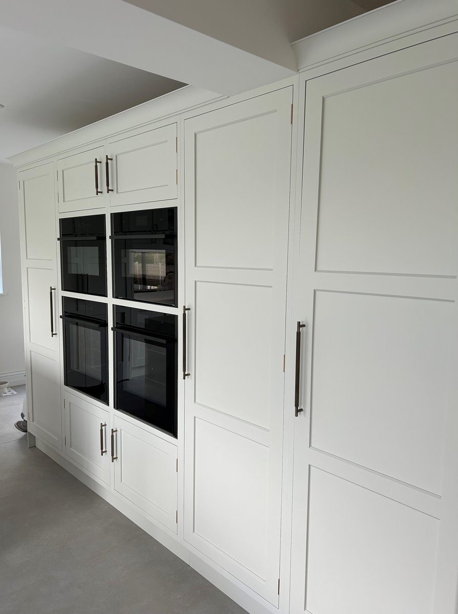 Oak breakfast bar in this  John Ladbury Shaker Style painted kitchen with #Neff appliances #Foundry bar handles and Calacatta quartz work surfaces. #Quookerfusion #borainduction #JohnLadbur #beautifulkitchen #newkitchen #bespokekitchen  #hertskitchen #Stalbansmums #kitchendecor