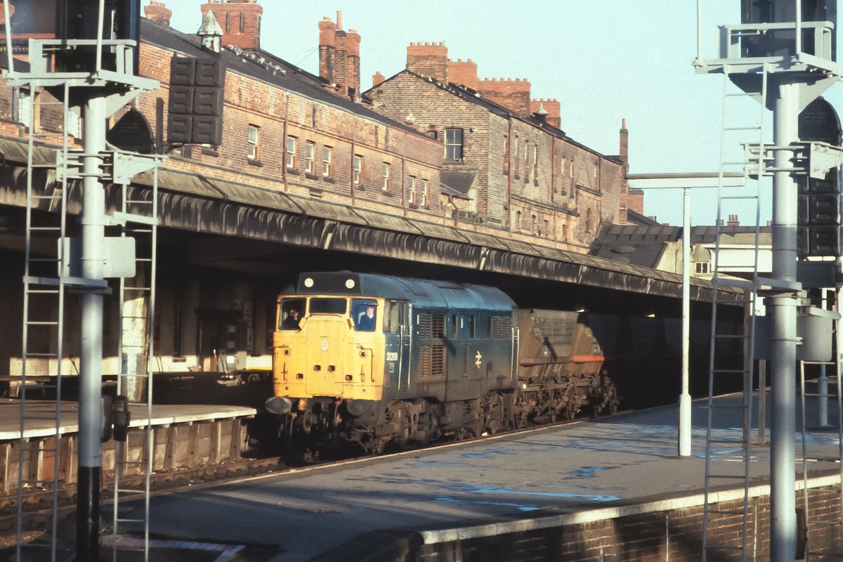I'm not sure what 31209 was doing with this rake of HAA wagons at Derby on 31st October 1981 (apart from going very slowly - such work was usually the preserve a Type 4 loco or 2x Cl. 20's) but it makes for a nostalgic picture.
#ThirtyOnesOnThursday
#ThrowbackThursday