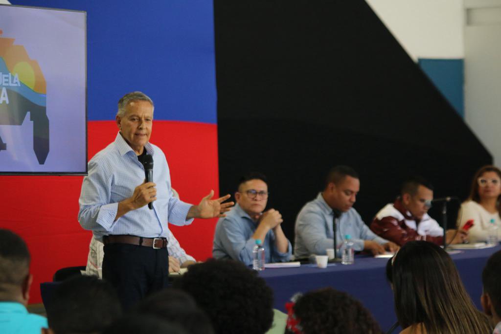 Mujeres y hombres de toda Venezuela nos organizamos para defender la verdad histórica de nuestro Esequibo // Participamos en buena reunión de trabajo junto al liderazgo social y político de Miranda. 

 #ElEsequiboEs5VecesSÍ

<a href="/NicolasMaduro/">Nicolás Maduro</a>