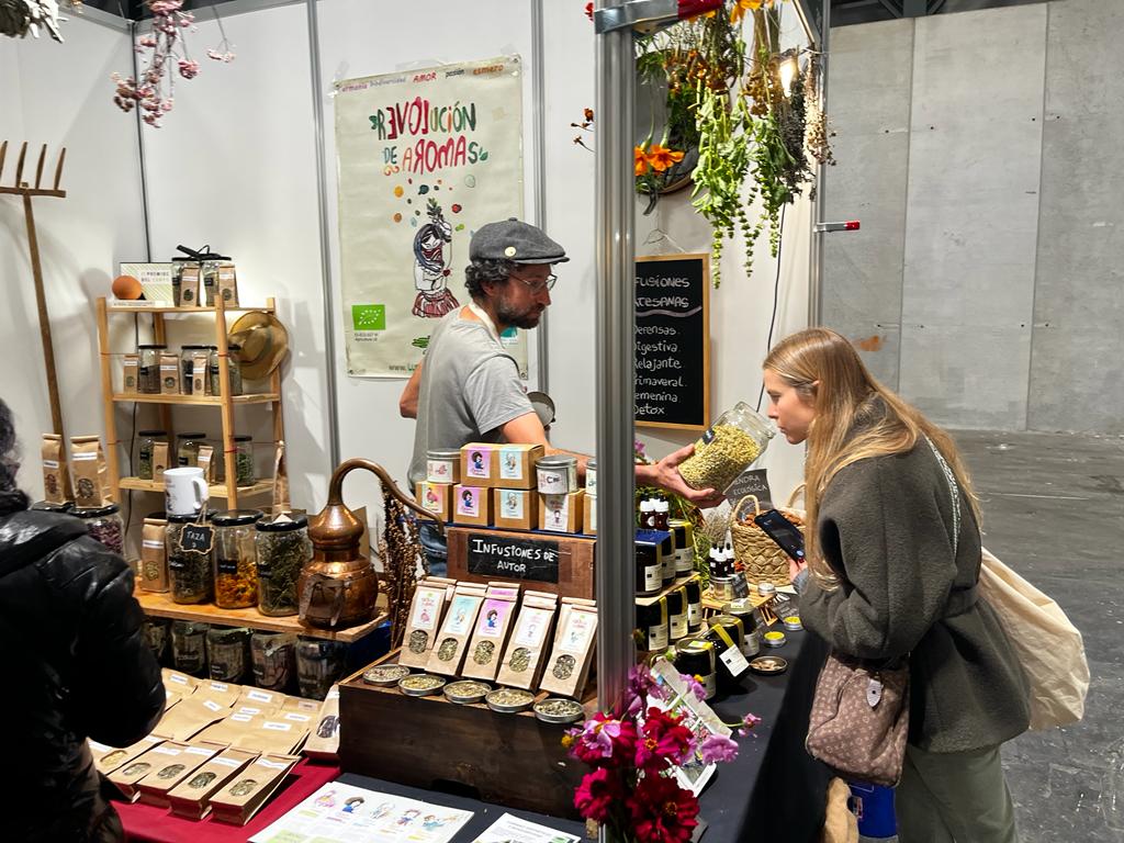 CPAER_eco's tweet photo. Representantes de Alimentos Ecológicos de La Rioja, @Lurrekoaromas, Nueces Ángel y @embutidosecolg , participan en @biocultura. Siguiendo el lema de la feria "Abre los ojos a lo ecológico", estos 3 operadores de #CPAER van a convencer de que el futuro será ecológico o no será. https://t.co/rH14R6xOm2
