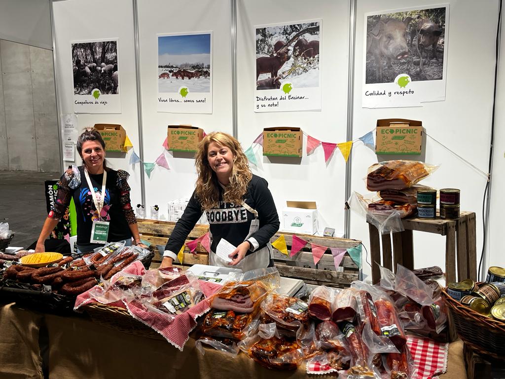 CPAER_eco's tweet photo. Representantes de Alimentos Ecológicos de La Rioja, @Lurrekoaromas, Nueces Ángel y @embutidosecolg , participan en @biocultura. Siguiendo el lema de la feria "Abre los ojos a lo ecológico", estos 3 operadores de #CPAER van a convencer de que el futuro será ecológico o no será. https://t.co/rH14R6xOm2