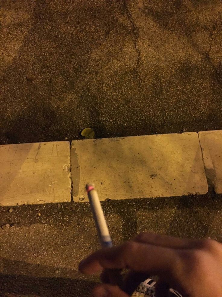 aeltiga's tweet photo. Lagi nunggu ceris sambil nongkrong depan rumah, tiba-tiba disapa pak RT katanya udah lama gak liat gue. https://t.co/uEf41J0Gyi