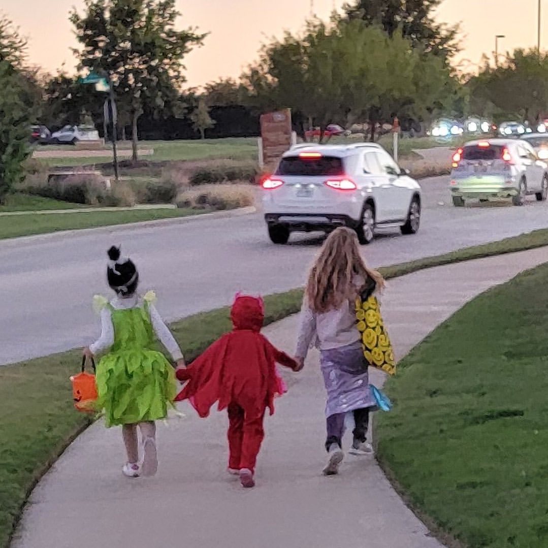 The first two days are busy for Halloween, set up props, prepare food, the child in the front running full of strength and energy, while I am in the back of the cold and tired to follow!😅