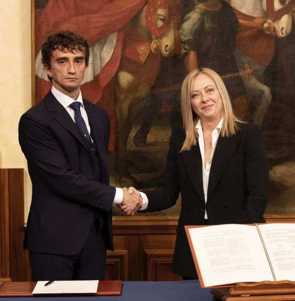 galeazzobignami's tweet photo. È passato un anno da quando @GiorgiaMeloni mi ha chiamato a fare parte del Governo Italiano. 
Un Onore ed un privilegio poter lavorare al servizio della mia Patria. 
Non spetta a me dire come sto operando. A dirlo devono essere gli italiani, il loro è l’unico giudizio a cui tengo https://t.co/gaM9u1rHEe