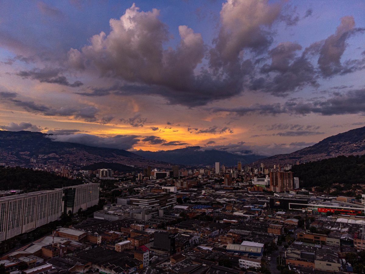 Aeropuerto Olaya Herrera, Medellín (@aeropuertoeoh) on Twitter photo #Medellín... ¡ya son 348 años de nuestra ciudad! 🤍💚 Nos sentimos orgullosos de este territorio y las personas que lo habitan, por eso unimos esfuerzos para que sus historias y motivaciones sigan volando con nosotros. 👏🏾
📸 Juan Felipe Tamayo, <a href="/Carlosvg1986/">Carlos Vélez</a> y Luis Gutiérrez. #Medellín... ¡ya son 348 años de nuestra ciudad! 🤍💚 Nos sentimos orgullosos de este territorio y las personas que lo habitan, por eso unimos esfuerzos para que sus historias y motivaciones sigan volando con nosotros. 👏🏾
📸 Juan Felipe Tamayo, <a href="/Carlosvg1986/">Carlos Vélez</a> y Luis Gutiérrez.