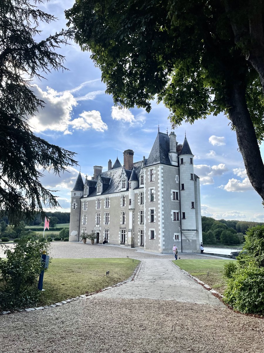 Omonchateau's tweet photo. Une demeure familiale authentique 🏰

😍 Sortons des sentiers battus et partons à la découverte du @Montpoupon. C’est une demeure familiale préservée, à la riche histoire, que nous découvrons au fil de cette visite passionnante.

⬇️
https://t.co/DM5jI6nueu https://t.co/30GaWhliJp