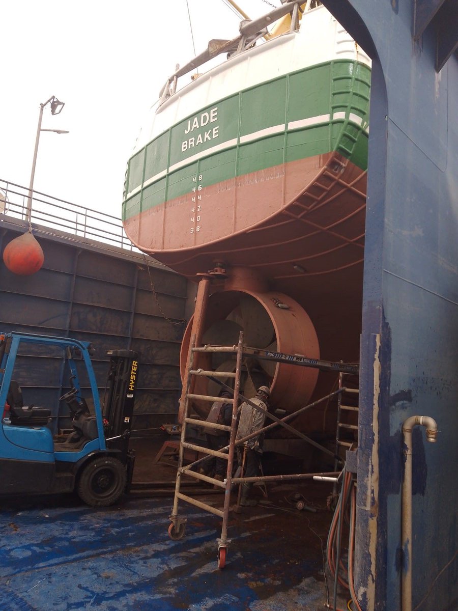 LuytGroep's tweet photo. Stoere schepen &amp; mannen trotseren wind &amp; regen van storm Ciarán🌬️ in de haven &amp; in dok #LUYT!
⚓️ BM-478 #lieronderhoud, #refitwerk &amp; #dokbeurt voor 5-jaarlijkse #MCA #inspectie.
⚓️ BRA-7  #demontage #schroefas &amp; #inbouw van #nieuwe #keerkoppeling.
⚓️’ Mercuur’ #hermotorisering https://t.co/yhe46TpUXu