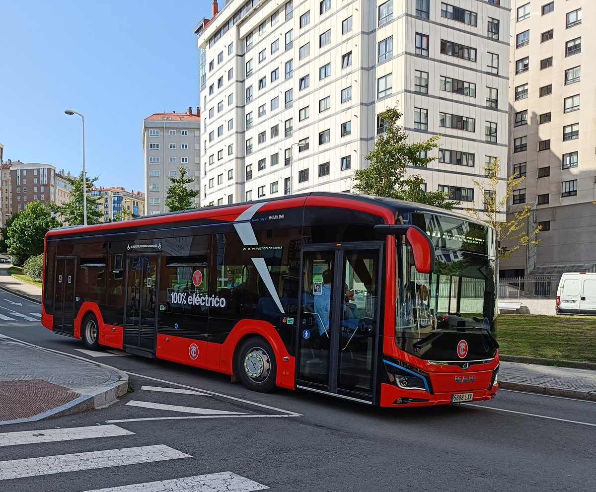 BlogBusurbano's tweet image. ‼️Aviso Exprés‼️Jue. 02/10‼️
En la #Lín3, bajo la lluvia y el temporal, está hoy el #BusEléctrico que #Tranvías mantiene "a prueba" todavía.

Disfrutad del día entre #Adormideras y #SanPedroDeVisma 
😃
Ah, continúa localizable como #Bus331 en la app @BusCoruna y otras...